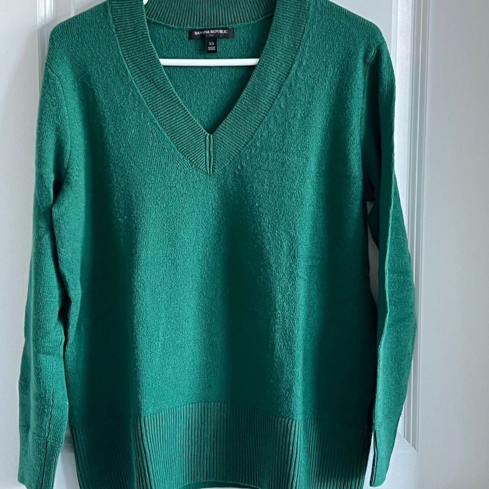 Banana republic Kelly green sweater